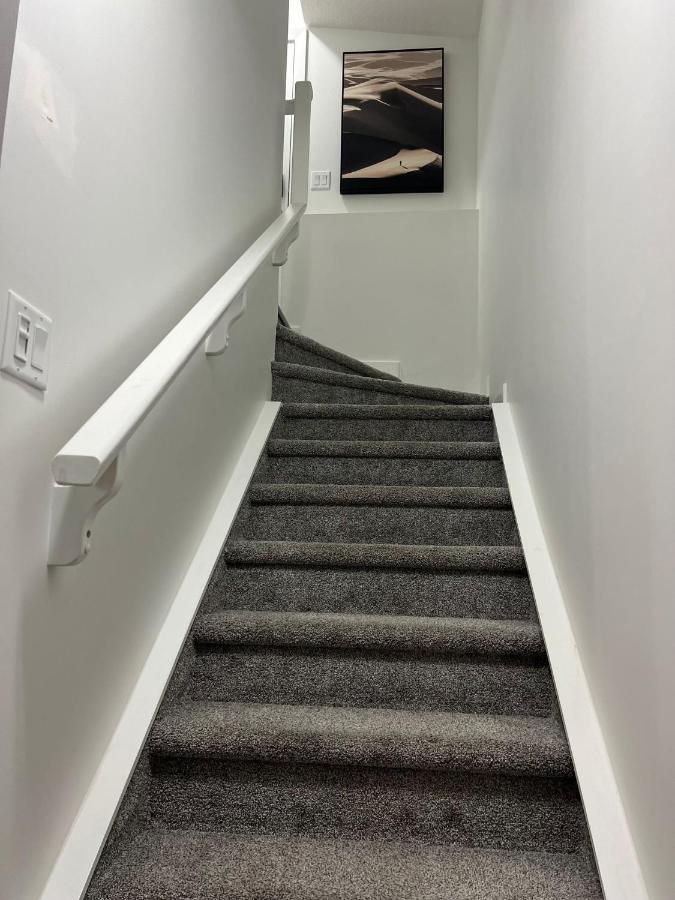 Beautiful 2 Bedroom Home Away From Home YYC Kültér fotó
